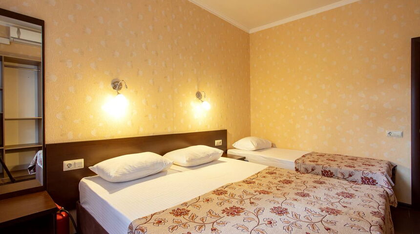 Гостевой дом Сто шагов в Геледжике номер на троих.jpg