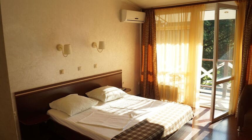 Отель Пицунда в Пицунде на поезде вид на двуспальную кровать и открытый балкон.jpg