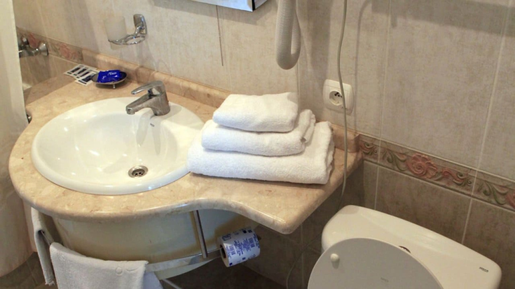 Санузел двухкомнатного двухместного номера санатория Westa.jpg Санузел двухкомнатного двухместного номера санатория Westa.jpg