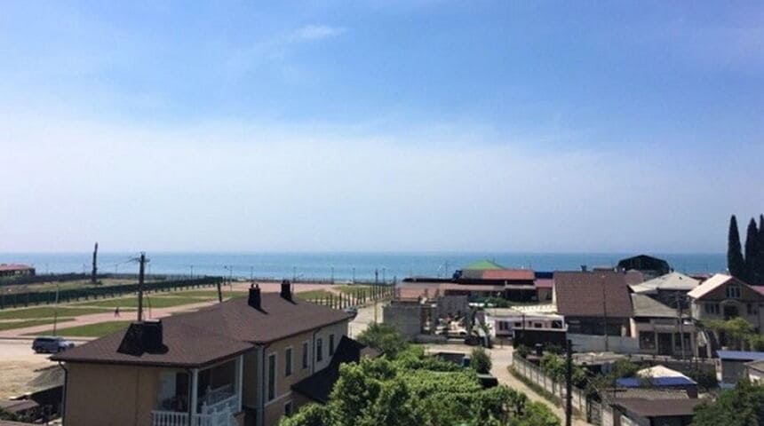 Отель Ашамта в Гагра на поезде, вид на море.jpg Отель Ашамта в Гагра на поезде, вид на море.jpg