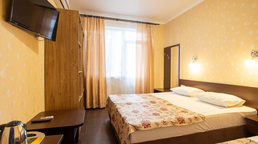 Гостевой дом Сто шагов в Геледжике номер с большой двуспальной кроватью.jpg