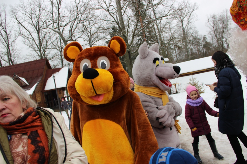 По Беловежской пуще бродят множество сказочных персонажей , которые сопровождают группы по резиденции Деда Мороза