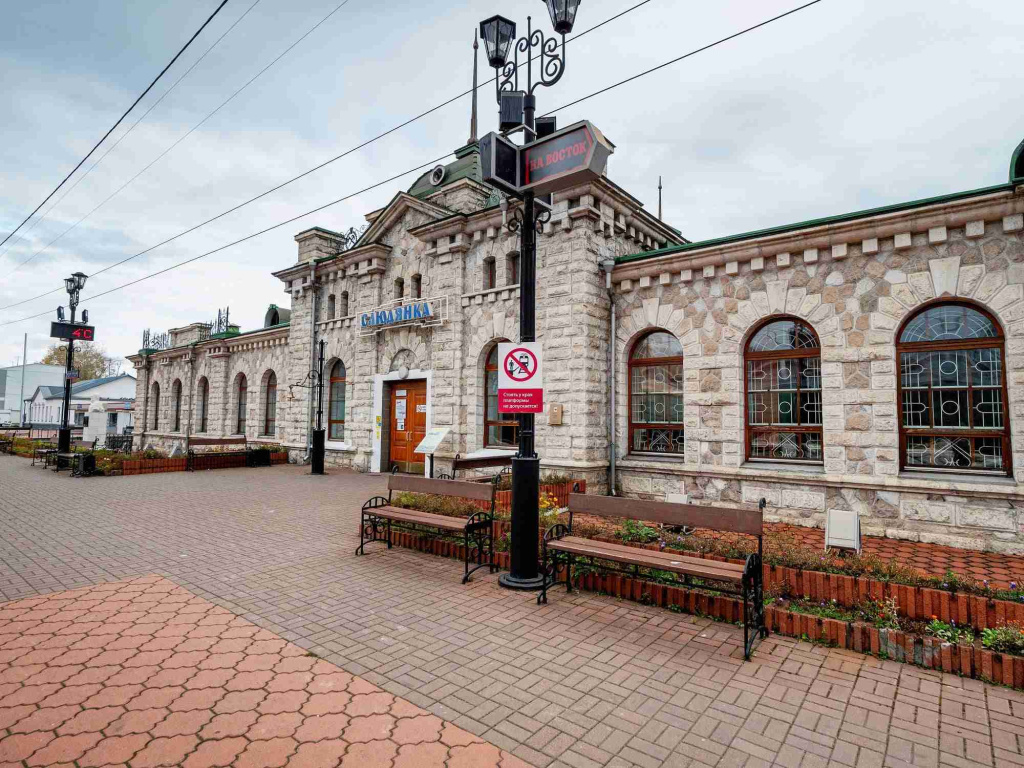 Мраморный жд вокзал в городе Слюдянка.jpg