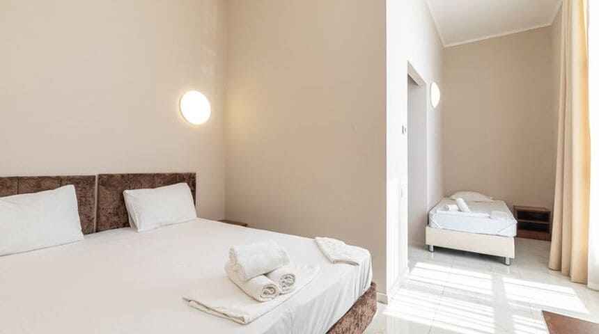 Гранд отель Россия в Гудаута- номер с двуспальной кроватью и тахтой.jpg