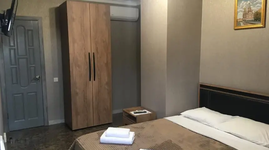 Вид на дверь из номера, отель Глория, Абхазия.png