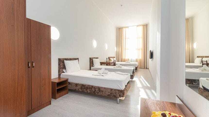 Гранд отель Россия в Гудаута- трехспальный номер.jpg