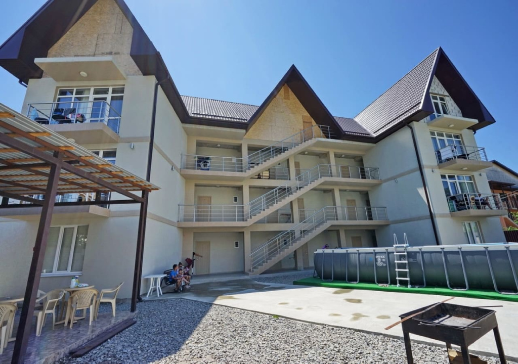 Гсотевой дом Валенсия в Лазаревском-общий вид.jpg