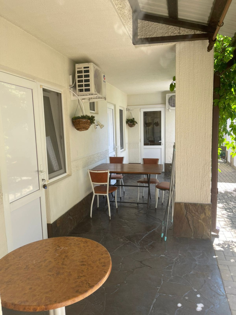 Гостевой дом Весна в Геленджике , столик при входе.jpg Гостевой дом Весна в Геленджике , столик при входе.jpg