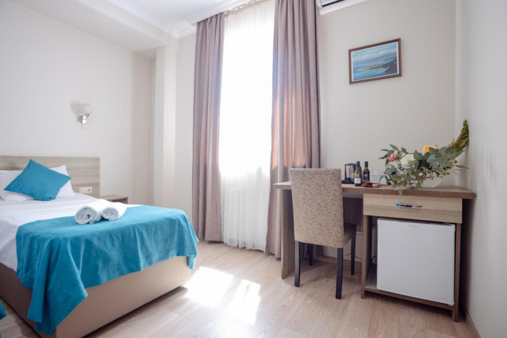 Отель Дайси в Батуми- вид на номер с 2-мя раздельными кроватями.jpg