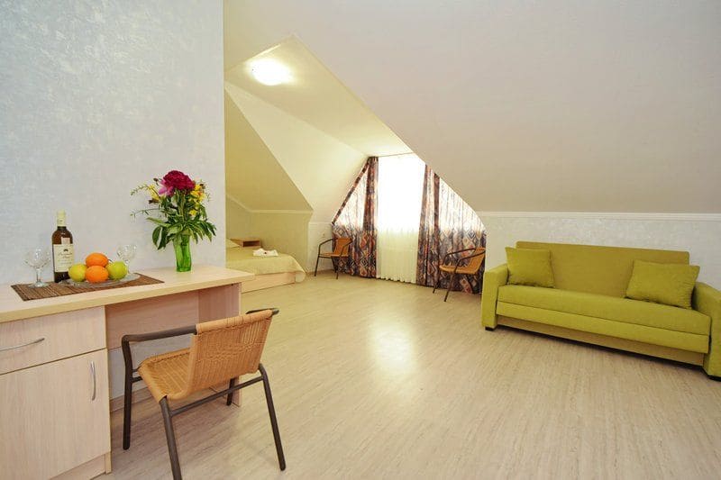 Гостевой дом Апельсин на Азовском море, номер на мансарде боковой вид.jpg