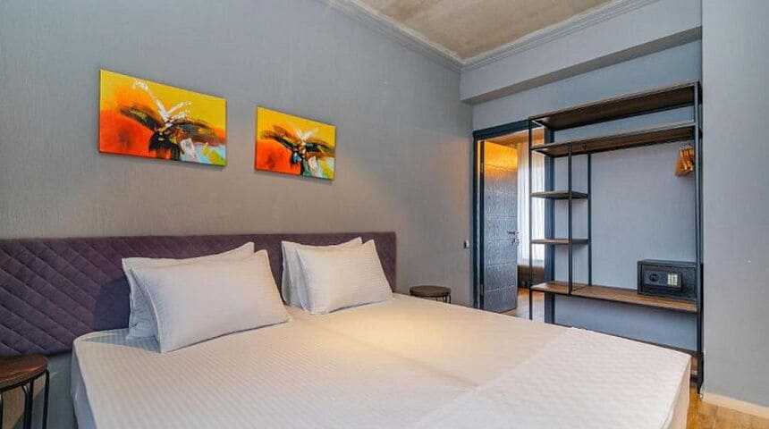 Magnetic Resort Ureki двуспальная кровать в номере.jpg