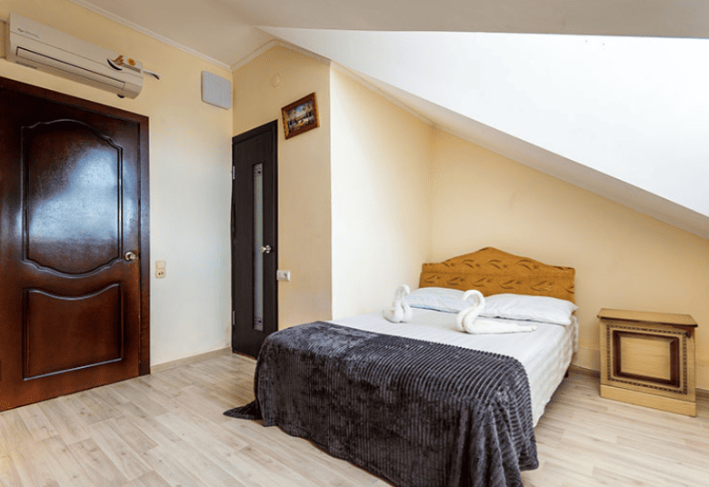 Гостевой дом Дубовая роща в Лермонтово вид на номер с мансардой боковой.png