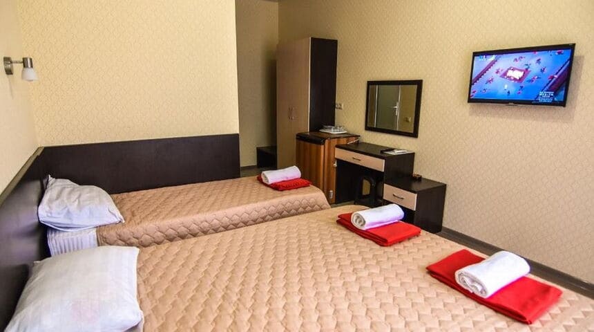 Гостевой дом Династия в Кабардинке номер с трехспальной кроватью.jpg