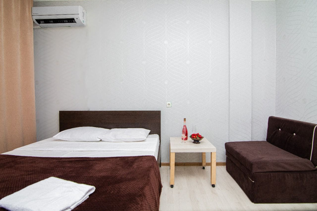 Гостевой дом Солнышко в Геленджике,двуспальная кровать и диван.jpg