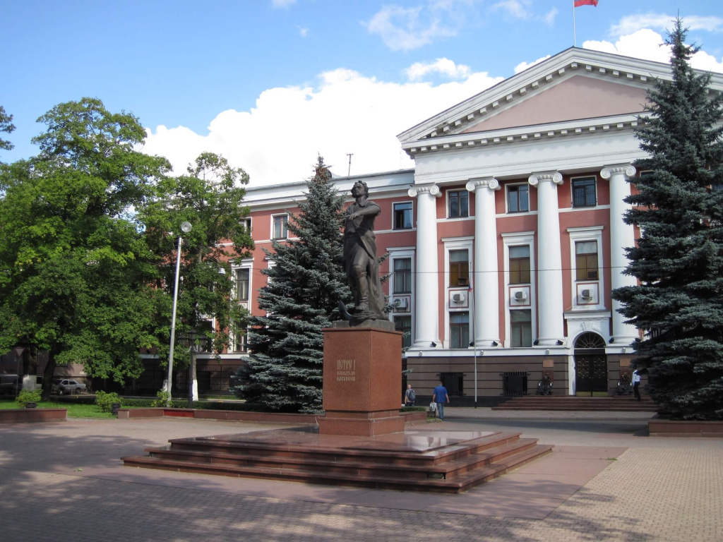 Памятник Петру I перед штабом Балтийского флота.jpg