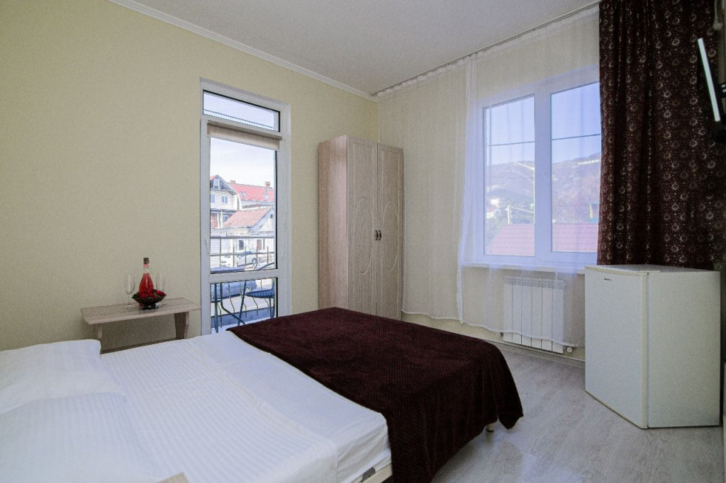 Гостевой дом Солнышко в Геленджике, вид из номера.jpg