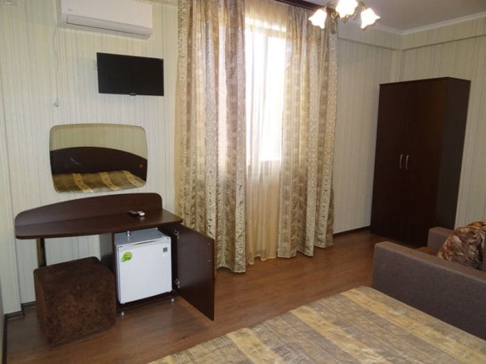 Отель Генерал Дбар , холодильник в номере.jpg Отель Генерал Дбар , холодильник в номере.jpg