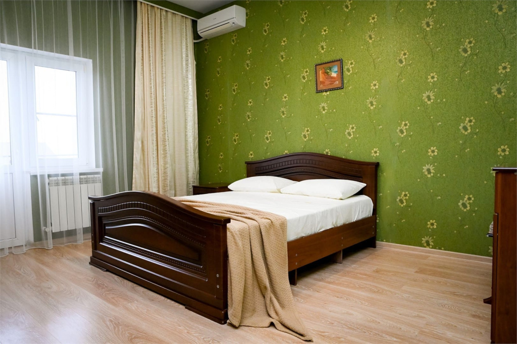 Госетвой дом на Ялтинской- двуспальная кровать.jpg Госетвой дом на Ялтинской- двуспальная кровать.jpg