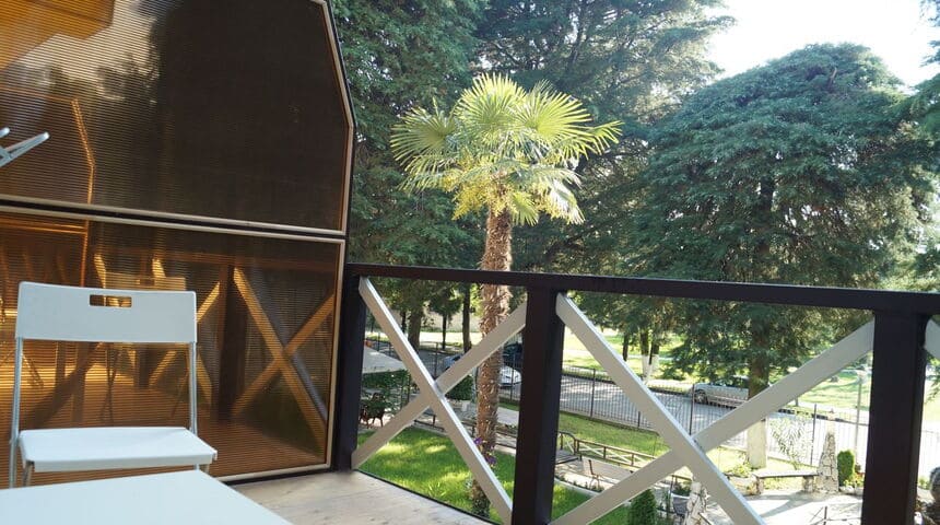 Отель Пицунда в Пицунде на поезде вид с балкона.jpg