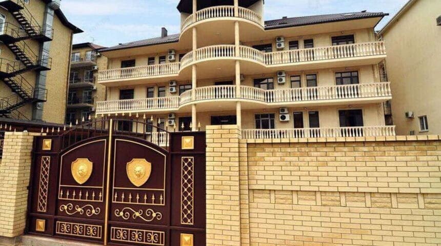 Отель Империя в Витязево, Анапа вид на ворота.jpg