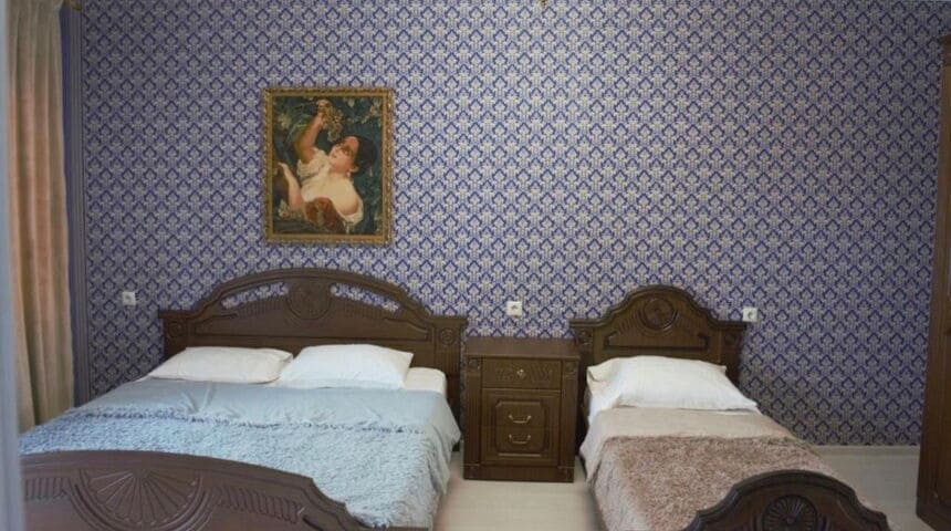 Гостевой дом Изумрудный в г.Гагра двуспальная кровать и односпальная.jpg