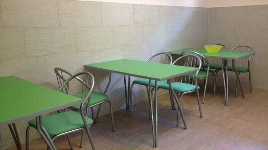 Гостевой дом Тельмана 23 в Геленджике- столики на кухне.jpg