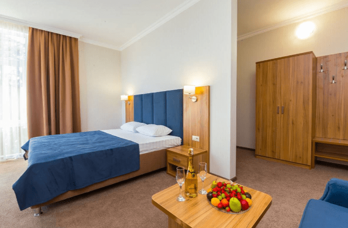 Номер с двуспальной кроватью отельного комплекса Золотого Якоря.png Номер с двуспальной кроватью отельного комплекса Золотого Якоря.png