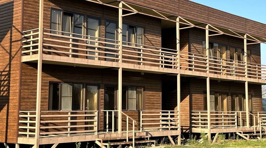 Отель Sea Place вид на деревянный корпус.jpg