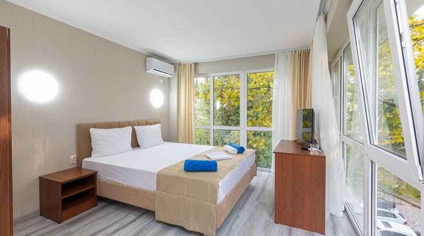 Отель Страна Души в Сухум, Абхазия- двуспальная кровать с окном.jpg