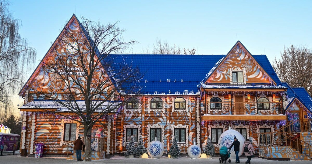 Резеденция Москвоского Деда Мороза сбоку.jpg