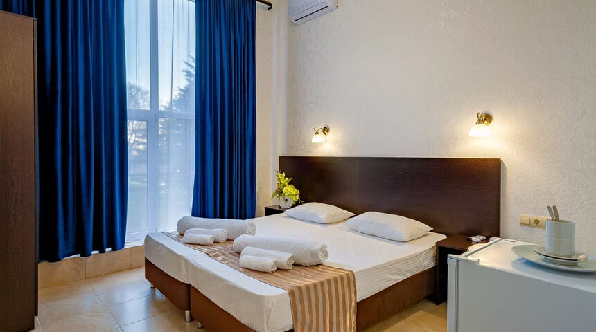 Гостевой дом Гости Кавказа в Цандрипшвид номер с двуспальной кроватью.jpg