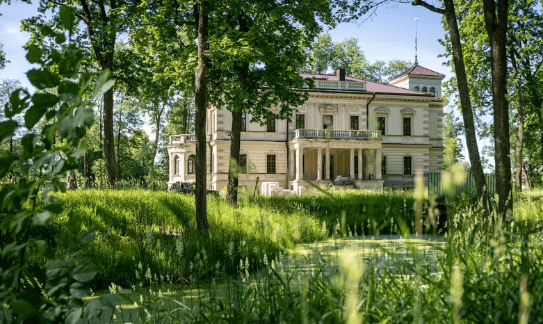 Дворец в Лынтупах красивый вид.png