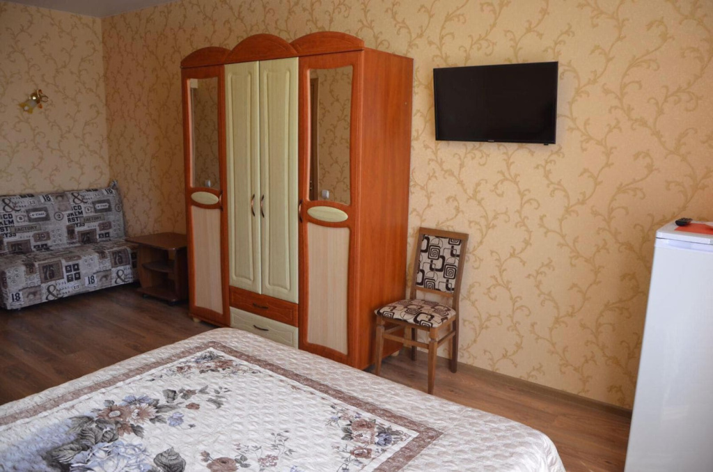 Гостевой дом Южное море в Кабардинке- вид на створчатый шкаф.jpg