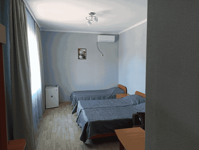 Гостевой дом Черноморский ковчег- трехместный номер с одной дабл и одной сингл кроватью_18.png