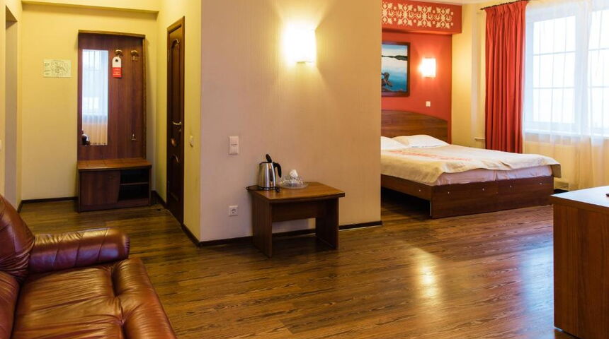 Гостиница Онежский замок -номер с двуспальной кроватью, вид на вход.jpg