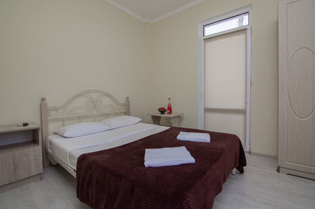 Гостевой дом Солнышко в Геленджике,двуспальная кровать.jpg