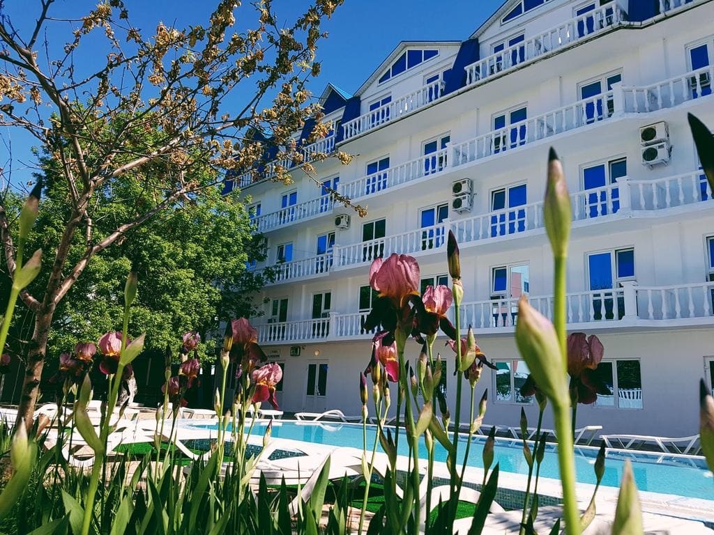 База отдыха Русалочка, Лермонтово- главный фасад.jpg