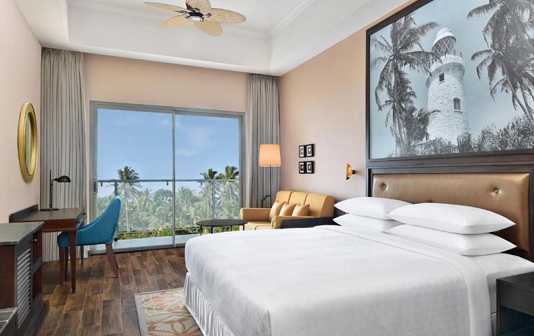 Sheraton Kosgoda Turtle Beach Resort 5 номер с двуспальной кроватью с видом из окна.jpg