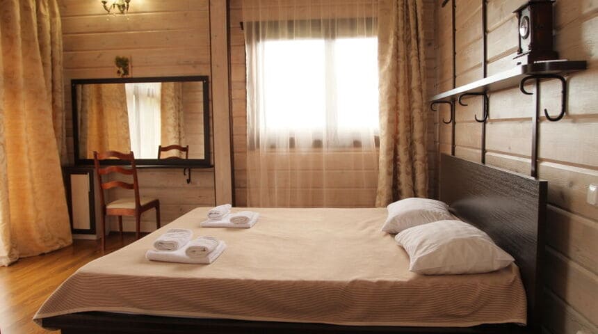 Отель Грифон, номер с двуспальной кроватью.jpg