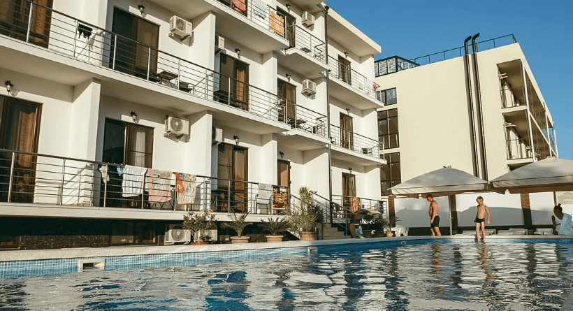 Гостевой дом Династия в Кабардинке бассейн и корпус отеля.png