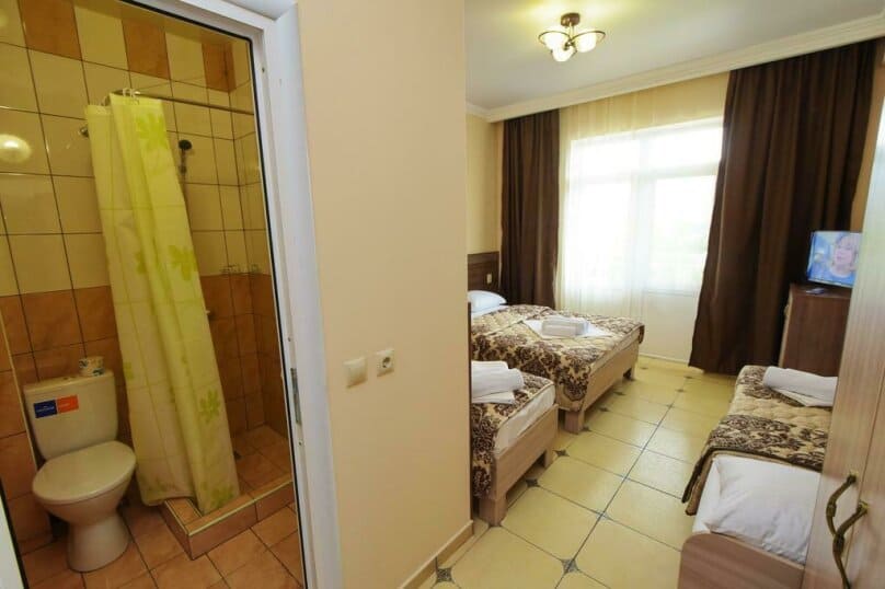 4-х местный номер в отеле Константинополь, Кабардинка, вид на санузел.jpeg 4-х местный номер в отеле Константинополь, Кабардинка, вид на санузел.jpeg