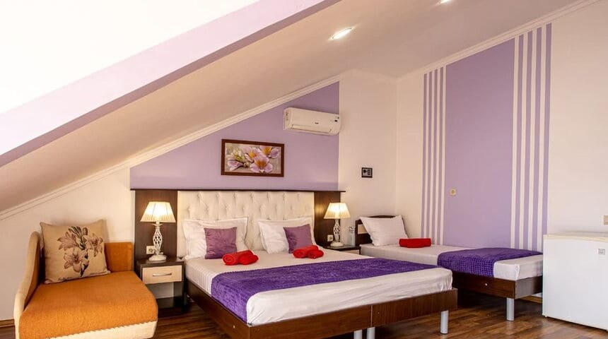 Гостевой дом Прага в Кабардике,3-х местный номер -двуспальная кровать и односпальная.jpg