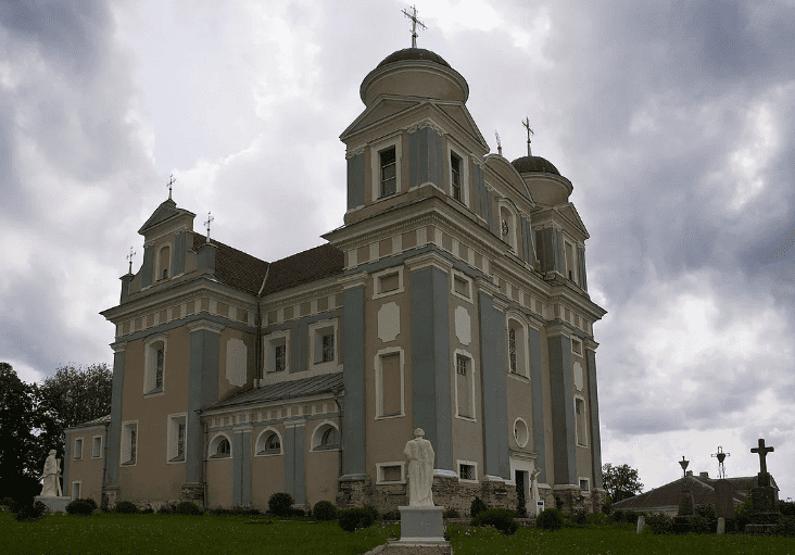 Костел Лучай сбоку.png