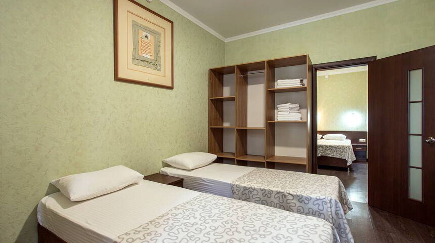 Гостевой дом Сто шагов в Геледжике две раздельные сбоку.jpg