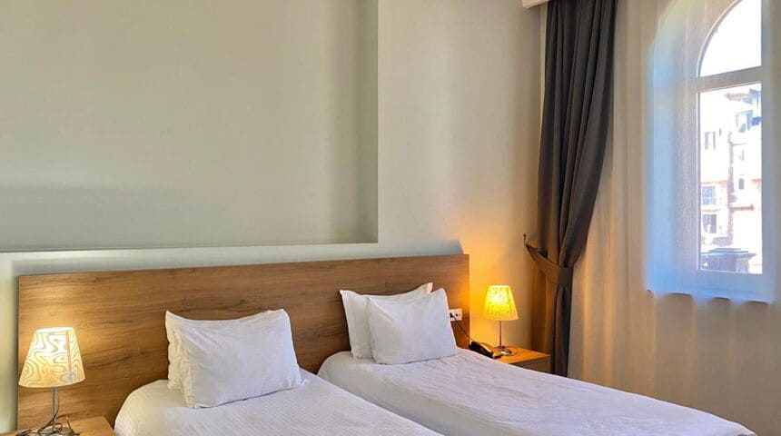 Boutique Hotel O. Galogre в Батуми , двуспальная кровать в отеле.jpg