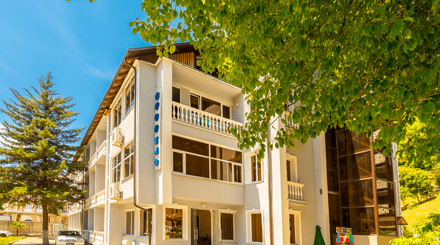 Отель Водопад в Новом Афоне, вид на главный корпус.png