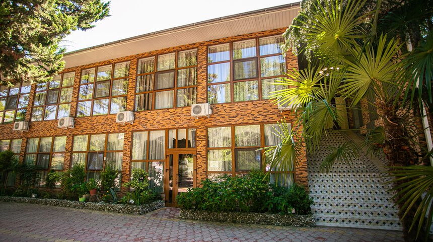 Гостевой дом Гости Кавказа в Цандрипш боковой вид.jpg