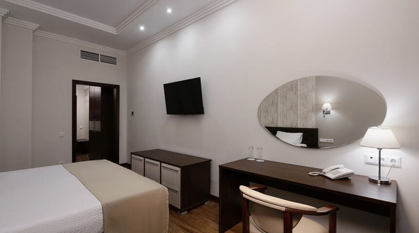 Sun Palace Gagra номер с двуспальной кроватью.jpg Sun Palace Gagra номер с двуспальной кроватью.jpg