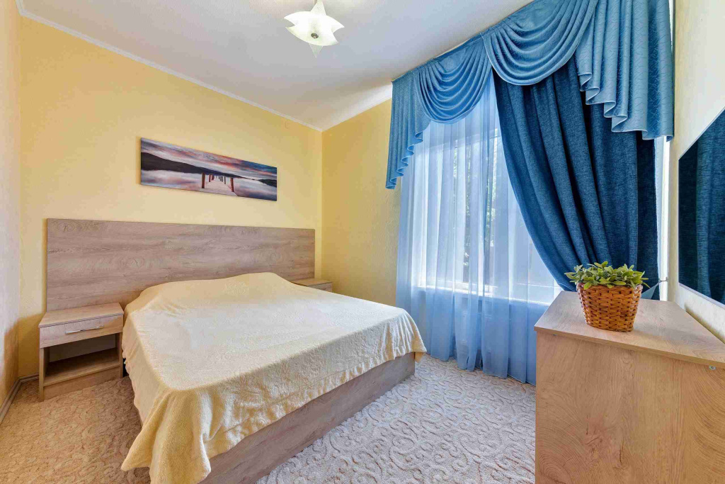 Гостевой дом Алеан в Кабардиненомер двуспальная кровать в номере в синих тонах.jpg