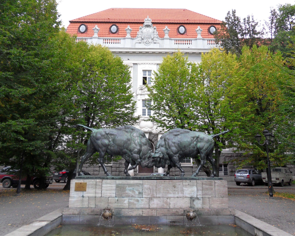 4. скульптура «Борющиеся зубры» перед зданием Земельного суда Кёнигсберга.jpg